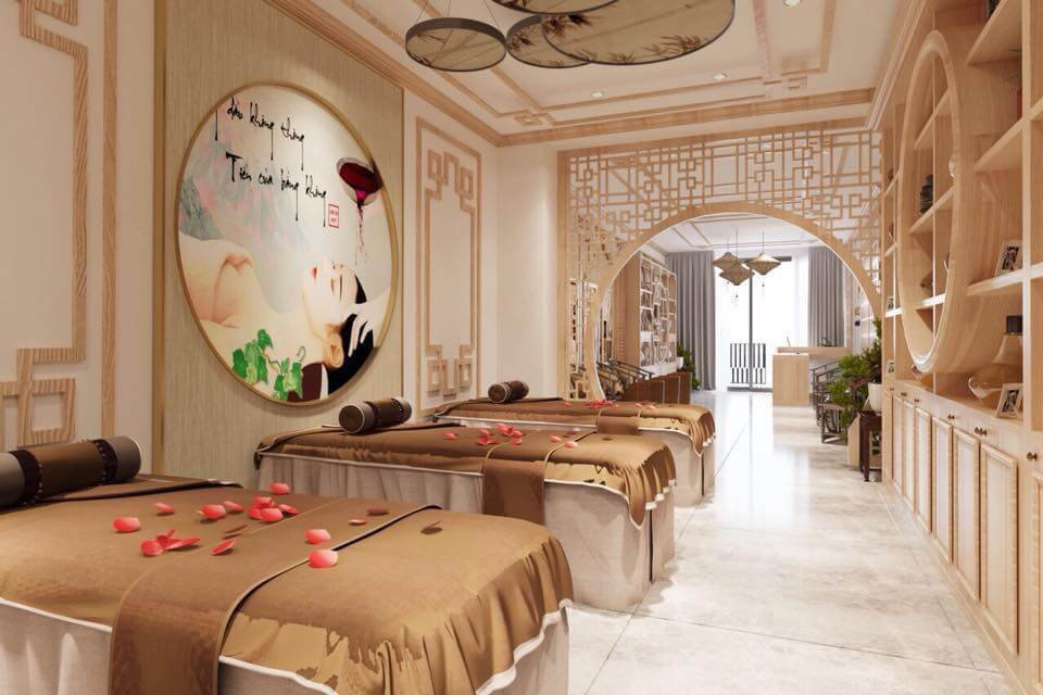 Phòng spa thư giãn với giường massage, trang trí hiện đại và ánh sáng ấm cúng.