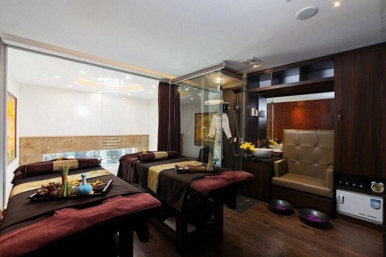 Phòng spa sang trọng với giường massage và phụ kiện thư giãn, tạo không gian thoải mái và ấm cúng.