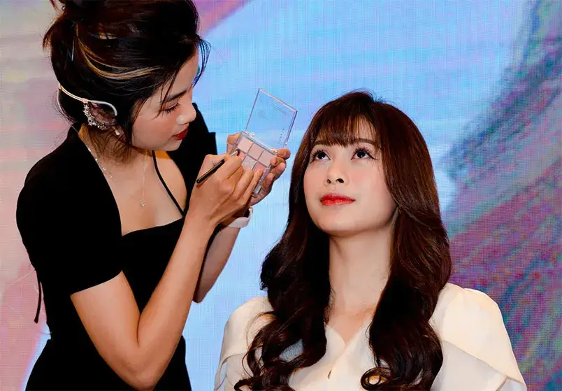 Chuyên gia trang điểm đang làm đẹp cho người mẫu trong sự kiện làm đẹp.
