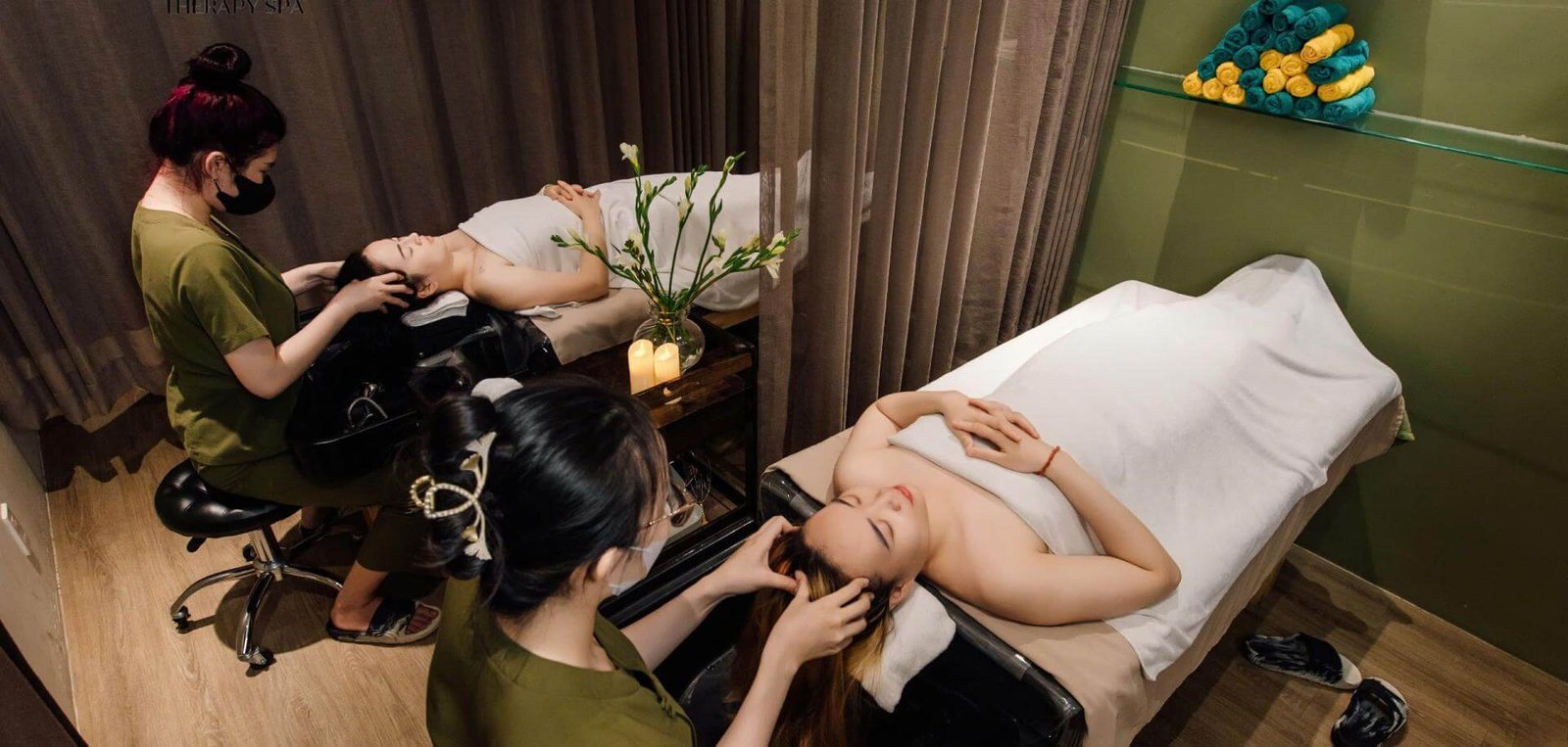 Khách hàng thư giãn với dịch vụ massage đầu chuyên nghiệp trong không gian spa yên tĩnh.