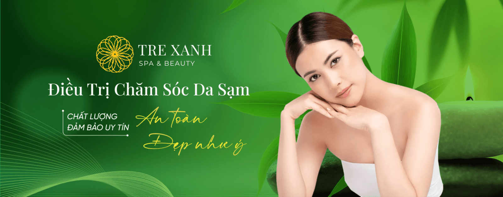 Người phụ nữ với làn da sáng mịn tại spa chuyên chăm sóc da an toàn và uy tín, nền xanh lá cây.
