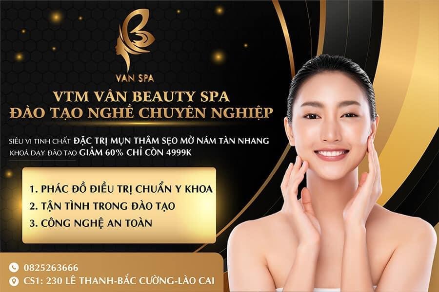 Người phụ nữ cười trước nền quảng cáo Vân Spa với thông tin đào tạo và số điện thoại liên hệ.