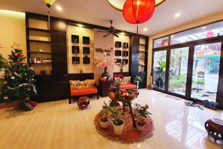 Phòng khách truyền thống Việt Nam với đèn lồng, cây cảnh và nội thất gỗ sang trọng tạo không gian ấm cúng.