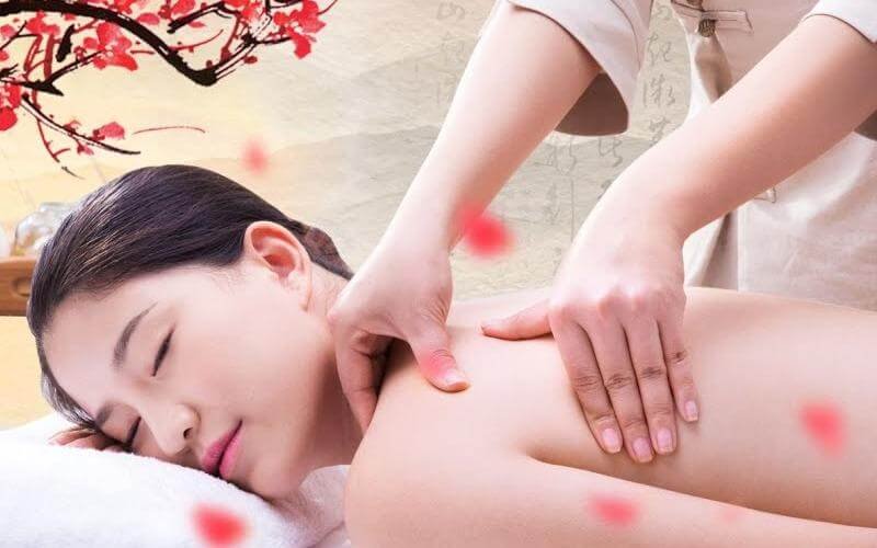Người phụ nữ thư giãn nhận liệu pháp massage lưng thư giãn tại spa phong cách Nhật Bản.
