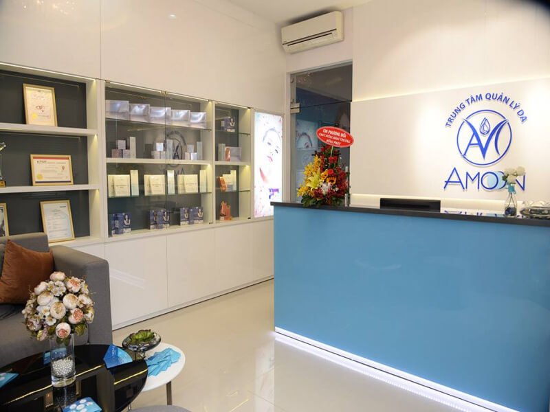 Quầy lễ tân Trung Tâm Quản Lý Da Amoon với nội thất hiện đại và hoa trang trí.