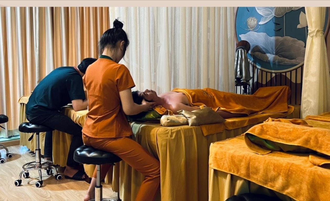 Nhân viên spa chuyên nghiệp đang thực hiện liệu pháp mát-xa thư giãn cho khách hàng tại trung tâm.