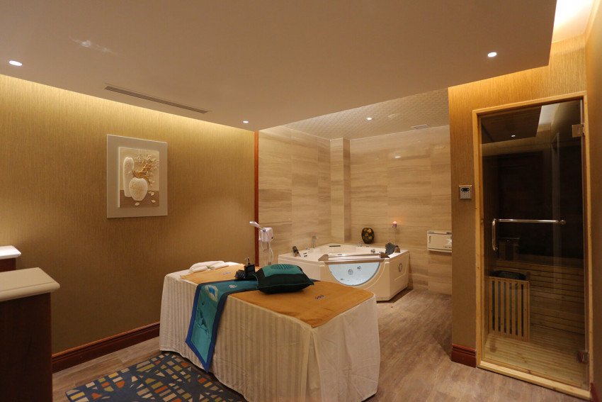 Phòng spa sang trọng với bồn tắm massage, giường massage và phòng xông hơi, tạo không gian thư giãn tối ưu.