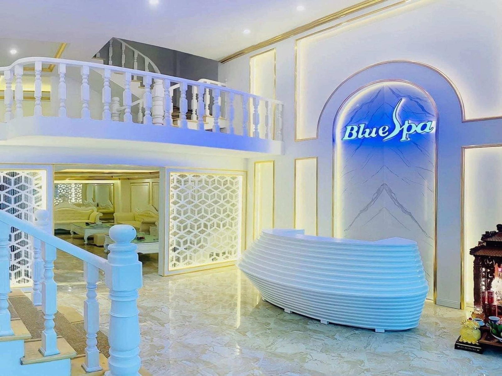 Sảnh Blue Spa sang trọng với nội thất hiện đại, ghế sofa thoải mái và ánh sáng trang nhã.