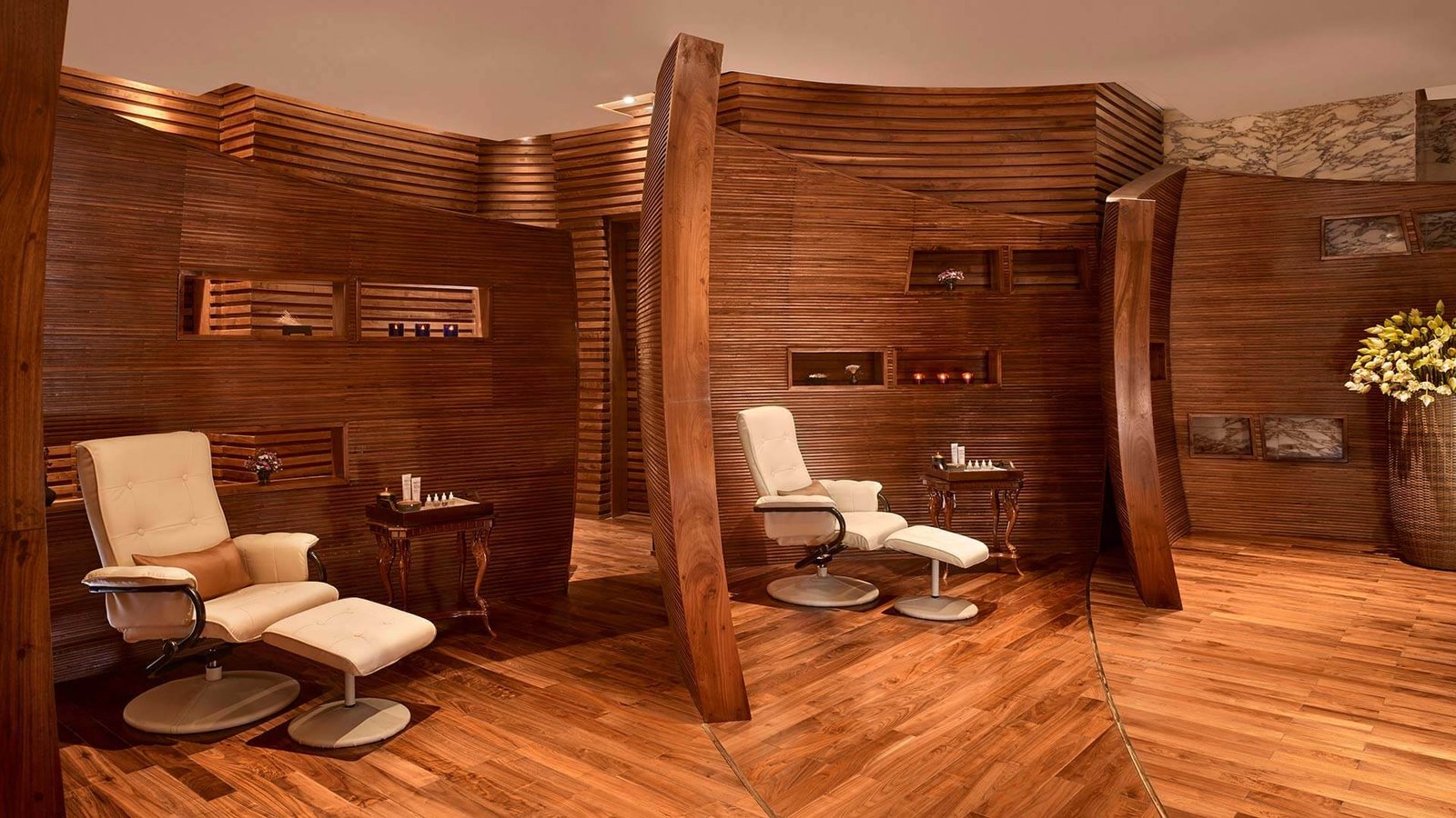 Phòng spa sang trọng với nội thất gỗ, ghế thư giãn, không gian ấm cúng.