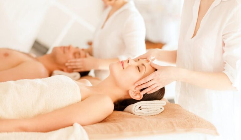 Khách hàng thư giãn tại spa với liệu pháp massage mặt từ chuyên viên.