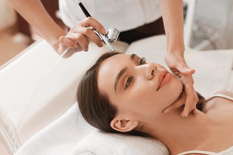 Chăm sóc da mặt bằng công nghệ phun sương tại spa chuyên nghiệp, thư giãn và tươi trẻ.