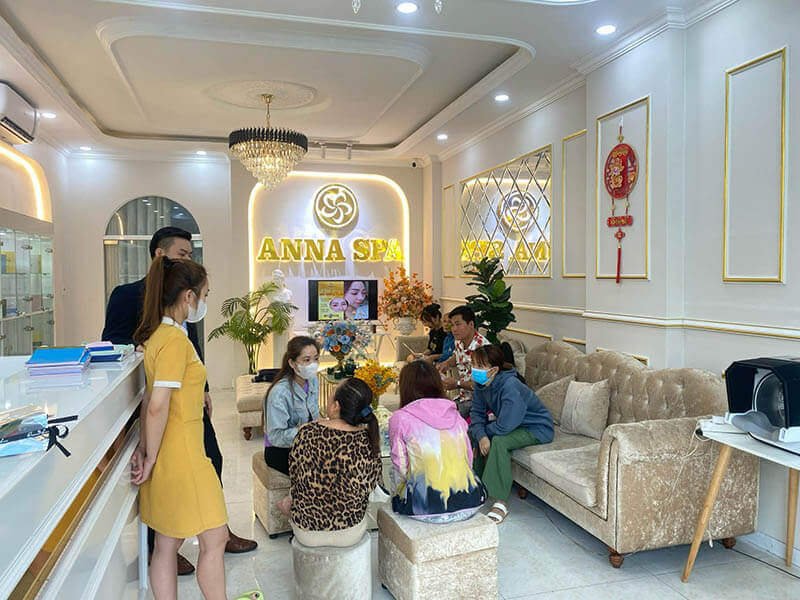 Khách hàng đang chờ trong khu vực tiếp đón sang trọng của một spa với trang trí tinh tế và thoải mái.