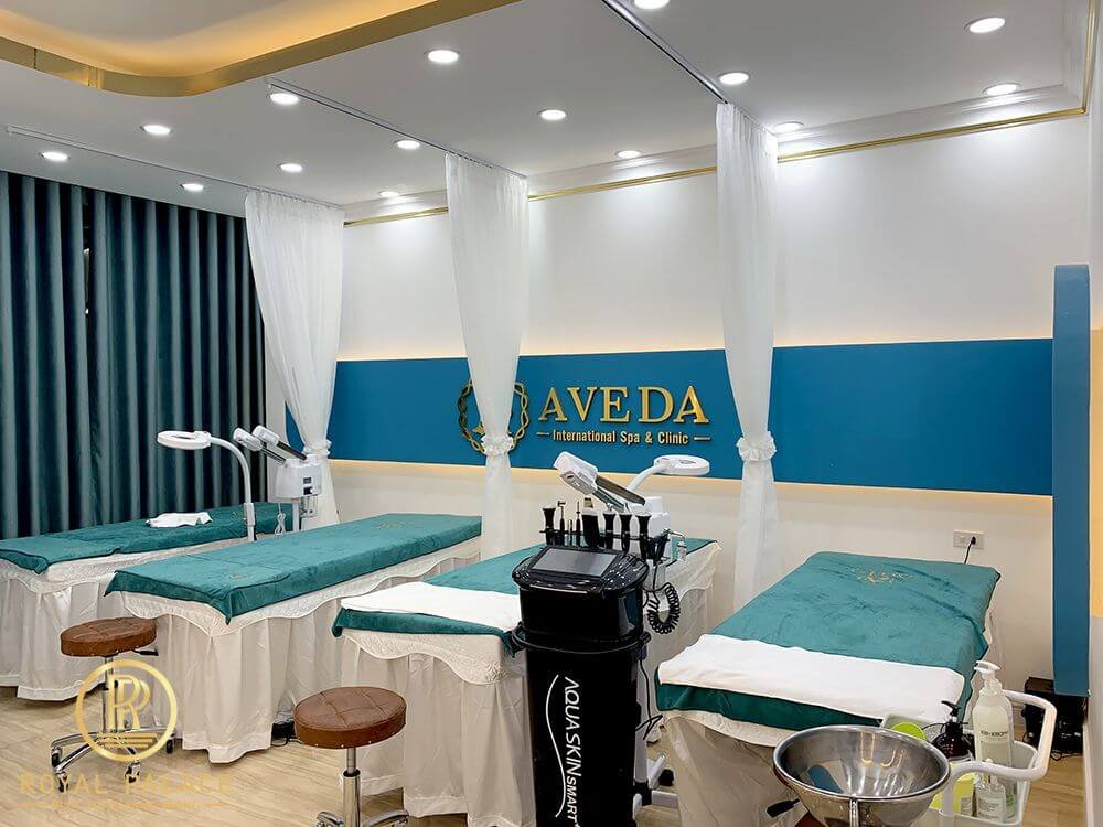 Phòng trị liệu spa hiện đại với giường massage và thiết bị chăm sóc da, tạo không gian thư giãn chuyên nghiệp.
