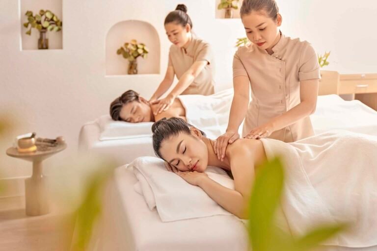 Hai người thư giãn trong spa với dịch vụ massage chuyên nghiệp, không gian ấm cúng và thư giãn.