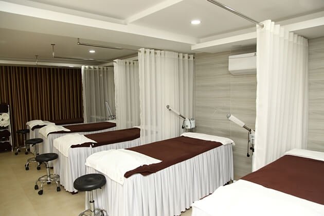 Phòng spa hiện đại với giường mát-xa chuyên nghiệp, ánh sáng dịu, tạo không gian thư giãn tối ưu.