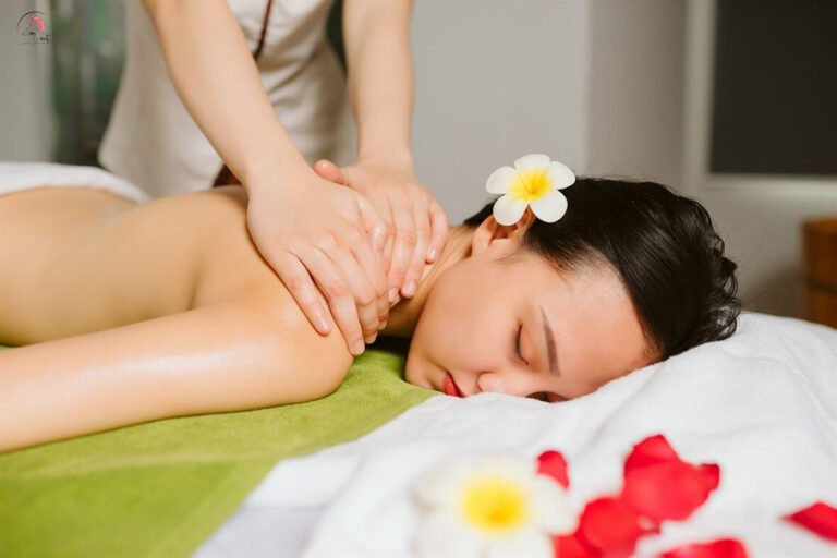 Người phụ nữ thư giãn với liệu pháp massage, hoa cài tóc, không gian spa yên tĩnh.
