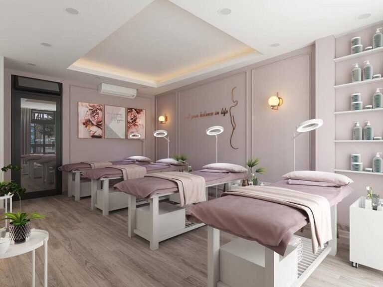 Phòng spa hiện đại với giường massage và ánh sáng dịu, tạo không gian thư giãn và thoải mái.