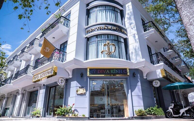 Tòa nhà dịch vụ thẩm mỹ Diva hiện đại với kiến trúc sang trọng và ban công nhiều cây xanh.