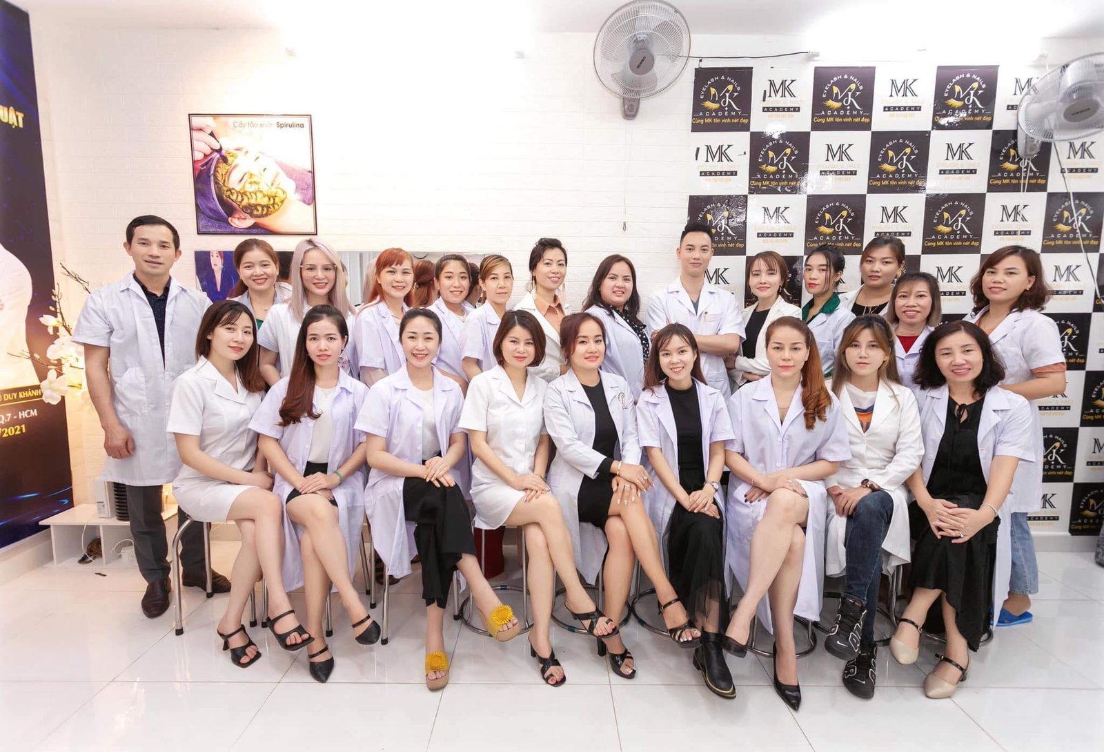 Khách hàng đang tận hưởng liệu pháp massage Buôn Ma Thuột đẳng cấp tại Đông Nghi Spa, nơi có đội ngũ nhân viên chuyên nghiệp