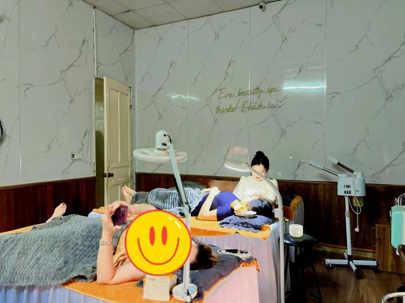 Khách hàng thư giãn tại spa với liệu pháp chăm sóc da, cơ sở vật chất hiện đại, phục vụ tận tình.