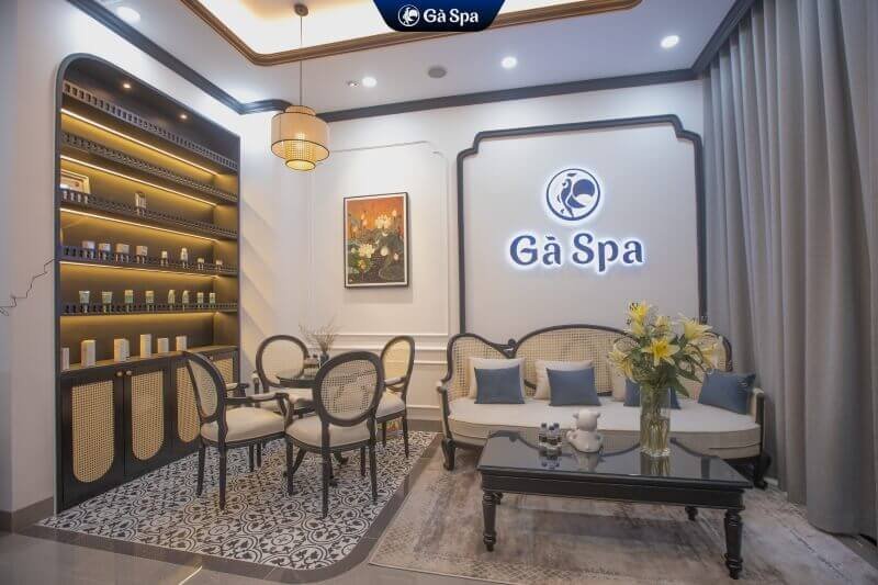 Phòng chờ sang trọng tại Gà Spa, nội thất tinh tế với sofa, bàn trà và kệ trang trí ánh sáng dịu nhẹ.
