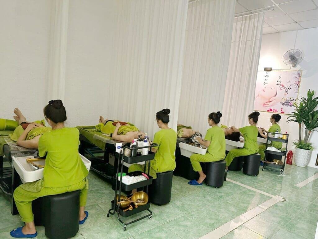 Khách hàng tận hưởng liệu pháp massage Buôn Ma Thuột độc đáo tại Gạo Tấm Spa, mang lại cảm giác thư thái và phục hồi.