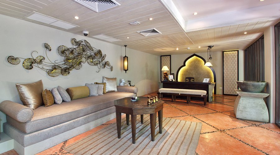 Phòng khách sang trọng với nội thất hiện đại và trang trí nghệ thuật, ánh sáng ấm áp.