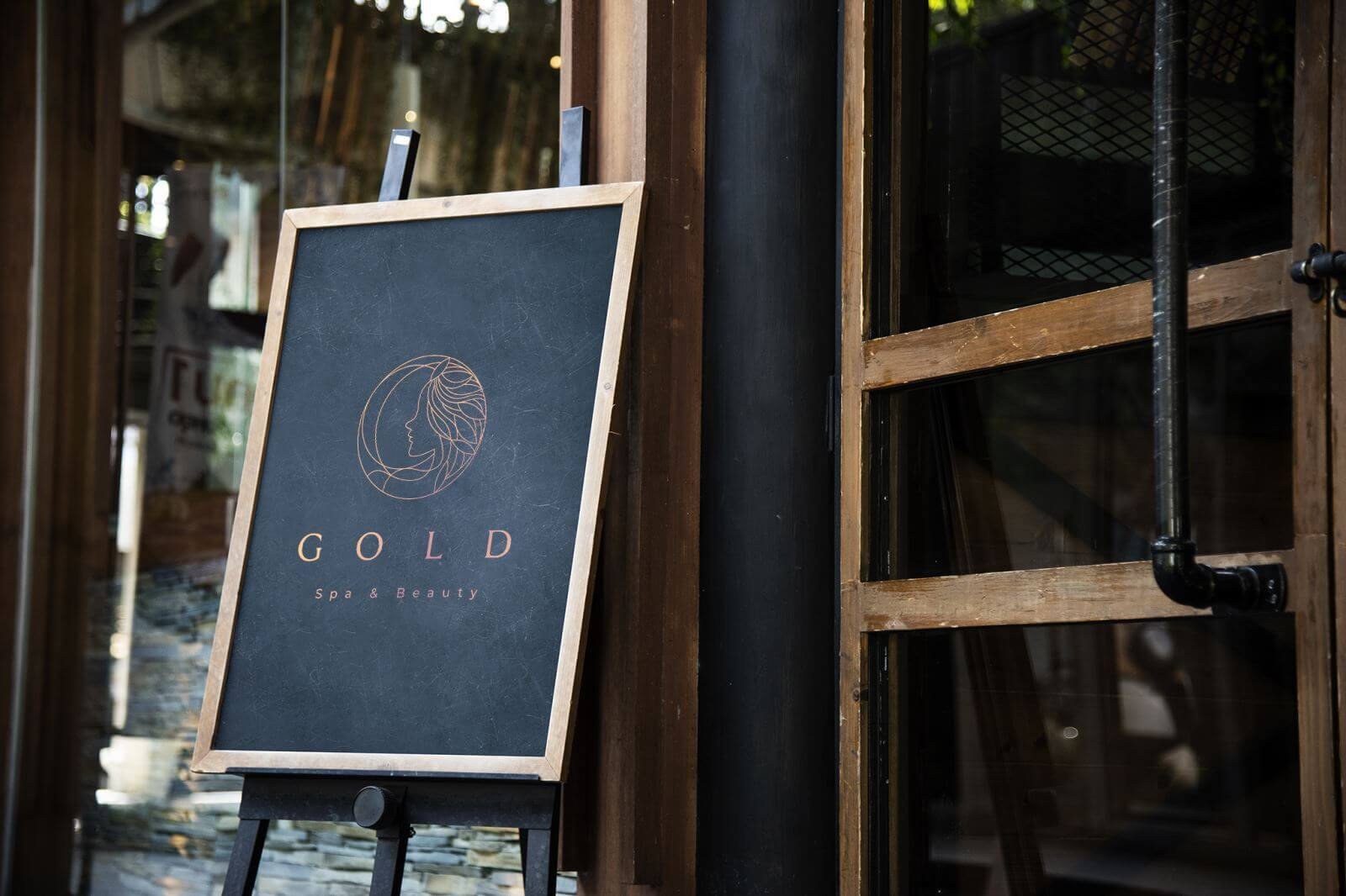 Biển bảng hiệu ngoài trời của Gold Spa & Beauty, thiết kế tinh tế với logo trong khuôn viên sang trọng.