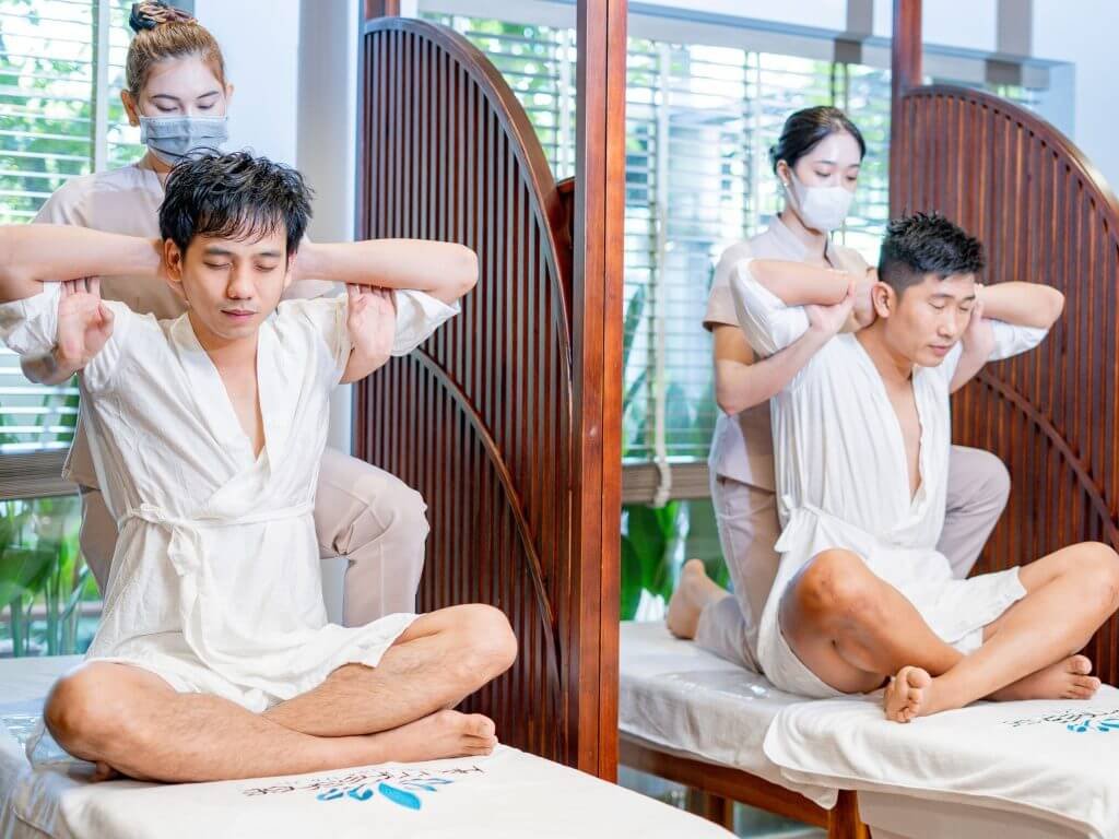 Khách hàng tận hưởng liệu pháp massage thư giãn tại spa với sự chăm sóc từ các chuyên viên chuyên nghiệp.