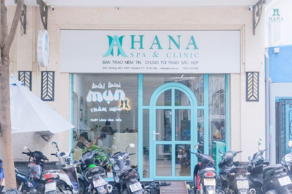Cửa tiệm Hana Spa & Clinic với bảng hiệu lớn, trước cửa đỗ nhiều xe máy, Gò Vấp, Thành phố Hồ Chí Minh.