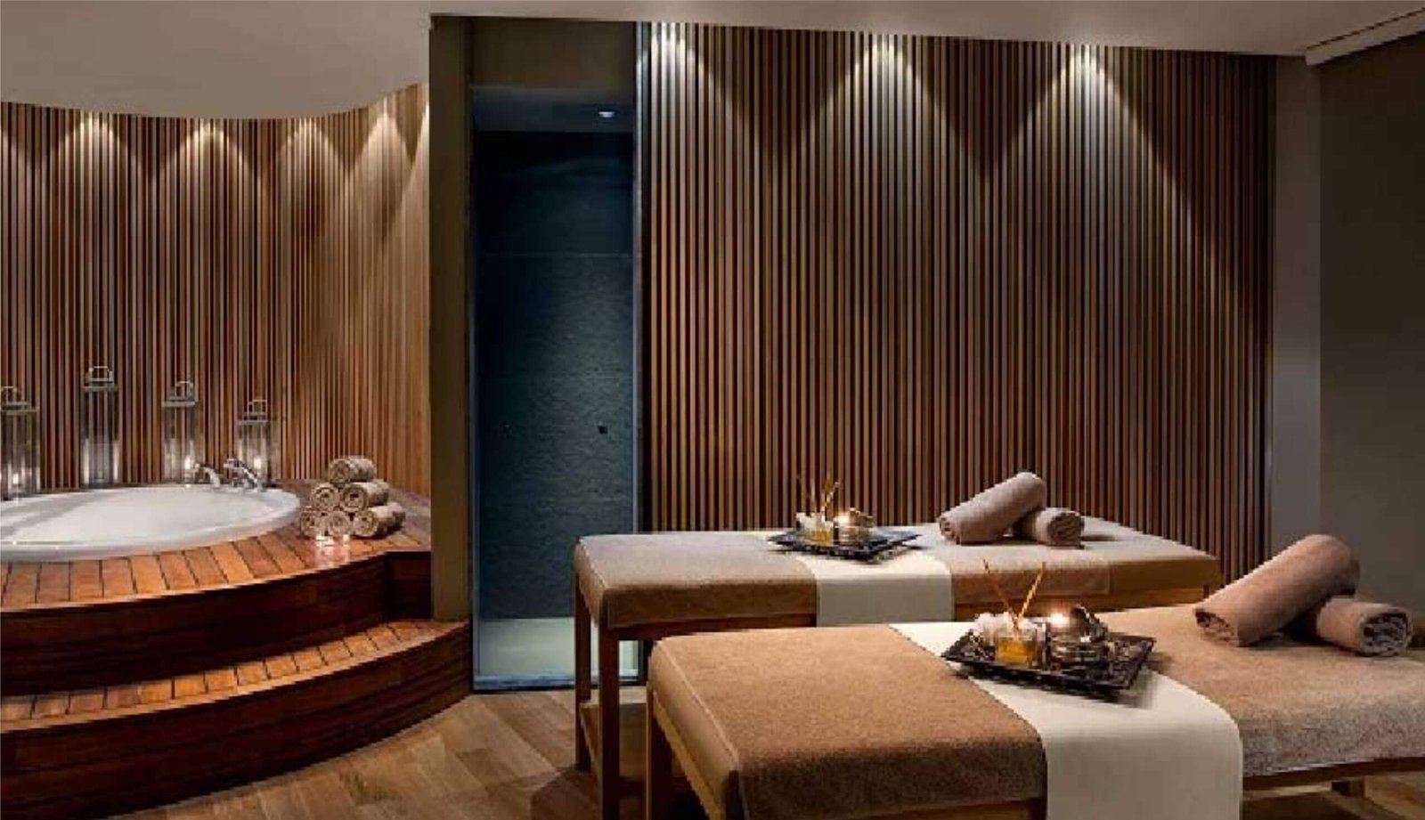 Không gian spa sang trọng với bể sục và bàn mát-xa, nến thơm tạo cảm giác thư giãn tối đa.