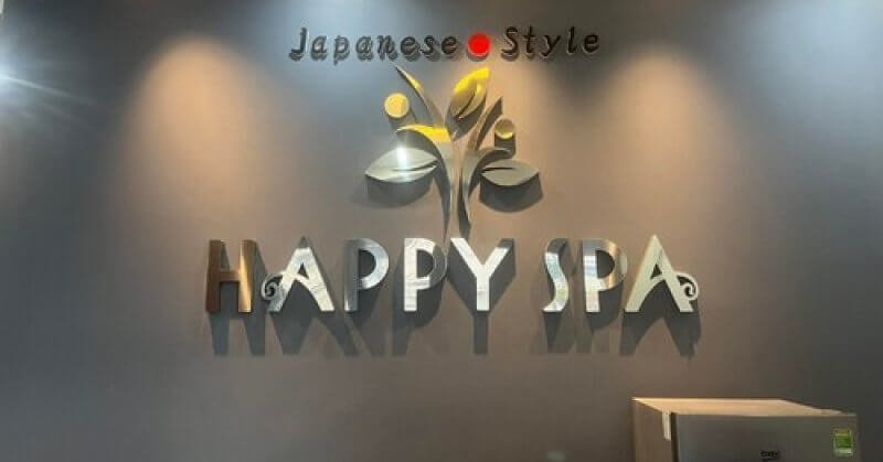 Biển hiệu Happy Spa phong cách Nhật Bản, thiết kế hiện đại trên nền tường màu xám.