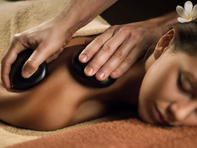 Trị liệu massage đá nóng thư giãn cho cơ thể, giúp giảm căng thẳng, cải thiện tuần hoàn máu hiệu quả.
