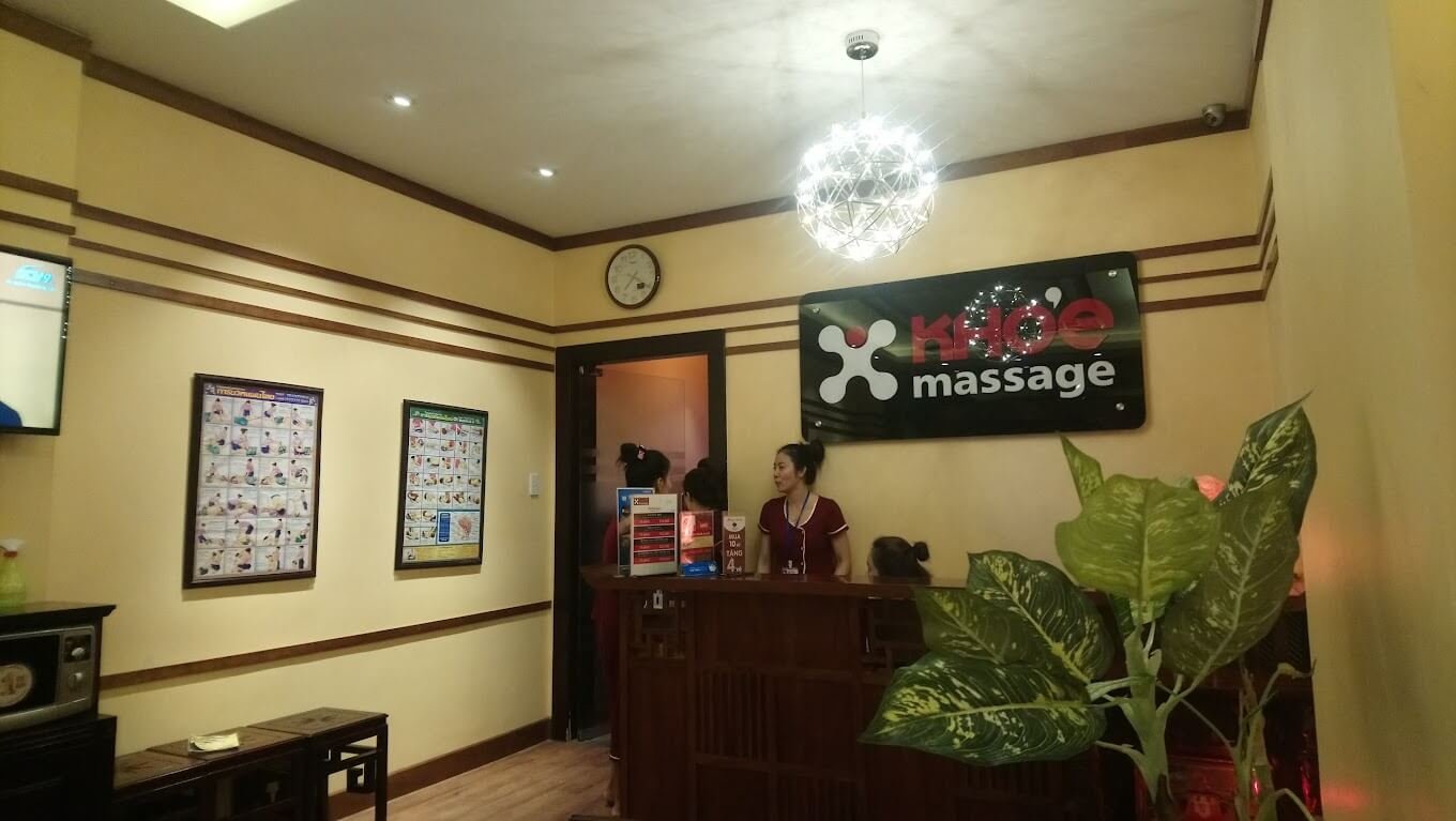 Khách hàng đang tìm lại sự cân bằng tại Khỏe Spa, nơi cung cấp dịch vụ massage Sóc Trăng độc đáo giúp phục hồi năng lượng và xua tan lo âu.