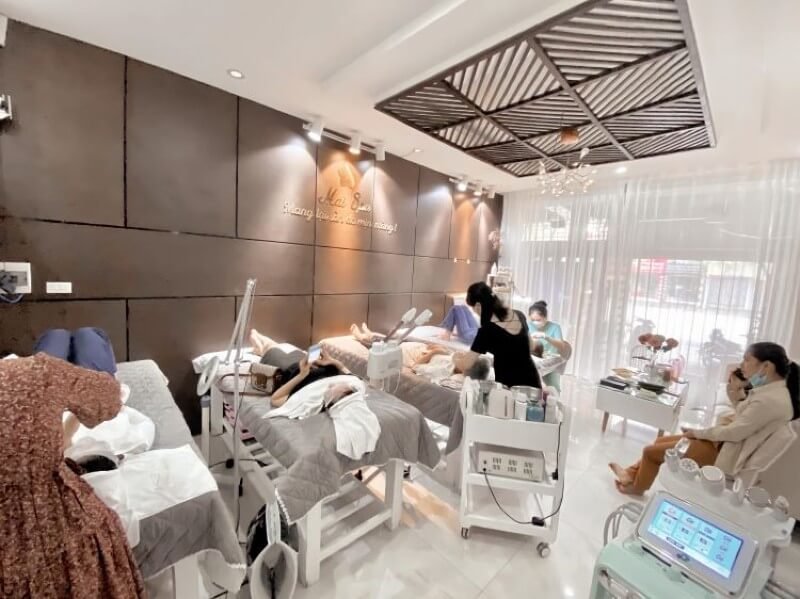 Spa với nhân viên chăm sóc khách hàng trong không gian hiện đại và thoải mái.