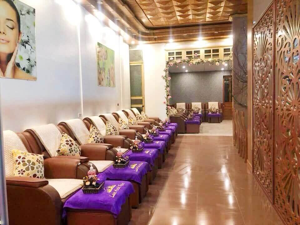Salon spa thư giãn với ghế massage sang trọng và trang trí ấm cúng, tạo không gian nghỉ ngơi thoải mái.