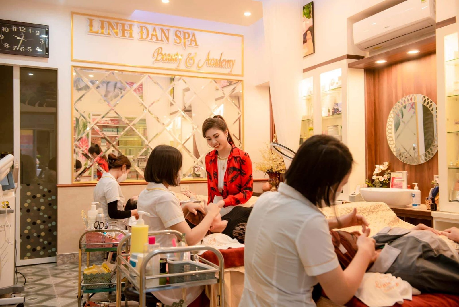 Nhân viên spa chăm sóc khách hàng tại Linh Đan Spa. Không gian ấm cúng, dịch vụ chuyên nghiệp.