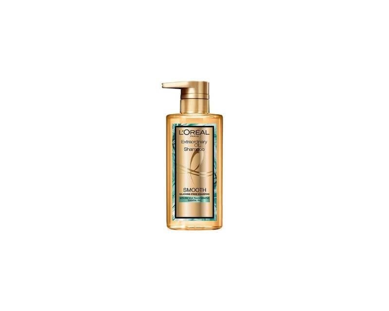Chai dầu gội màu vàng có vòi bơm, nhãn hiệu L'Oreal, dung tích 440ml, đặt trên nền trắng.