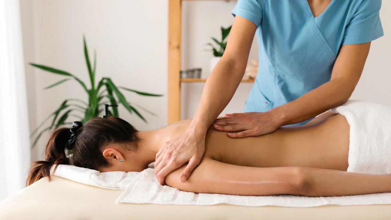 Khách hàng tận hưởng liệu trình chuyên nghiệp tại Massage Family Spa, điểm đến hoàn hảo cho dịch vụ massage Buôn Ma Thuột giúp xua tan căng thẳng.