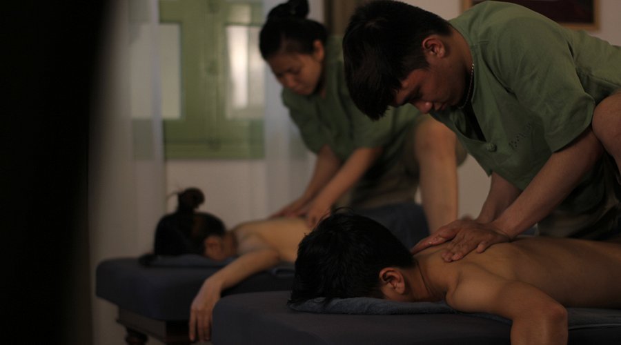 Nhân viên massage chuyên nghiệp phục vụ khách hàng trong spa, tạo không gian thư giãn và thoải mái.