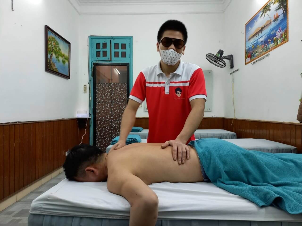 massage nguoi mu phuc hau