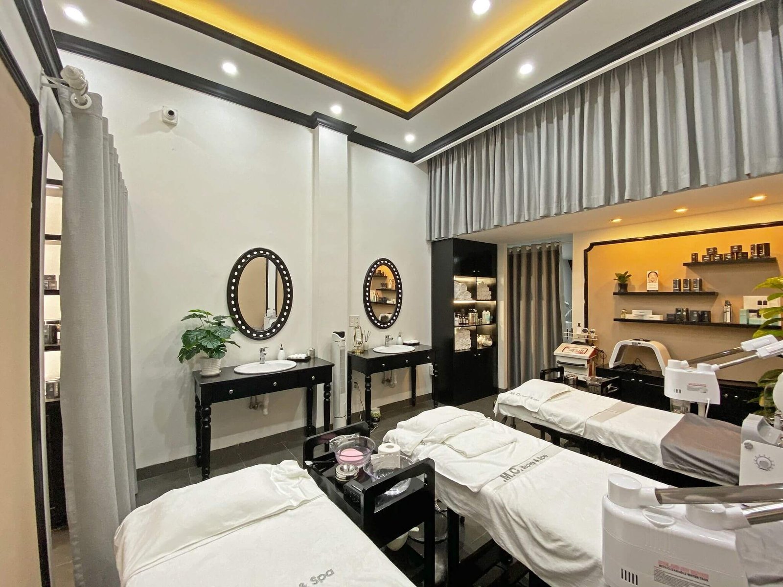 Phòng spa sang trọng với giường massage và thiết bị chăm sóc da hiện đại, ánh sáng dịu nhẹ.