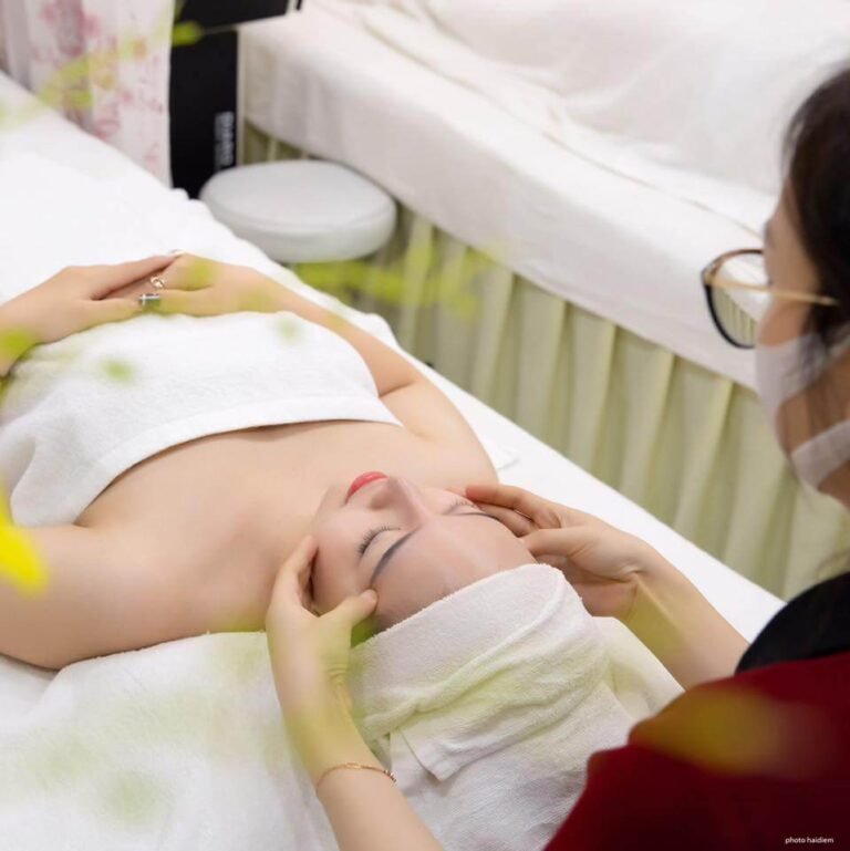 Khách hàng đang được massage mặt thư giãn tại spa, tạo cảm giác thoải mái và cải thiện làn da.