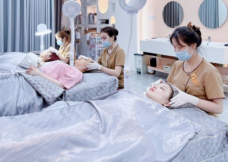 Chăm sóc da mặt chuyên nghiệp tại spa với các kỹ thuật viên đang làm việc tận tâm.