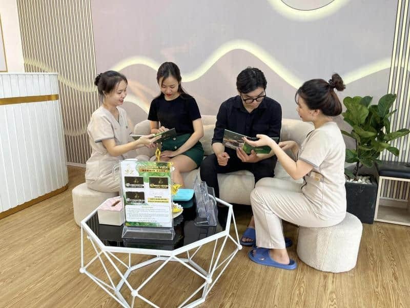 Nhân viên spa tư vấn dịch vụ cho khách hàng trong không gian hiện đại và sang trọng.