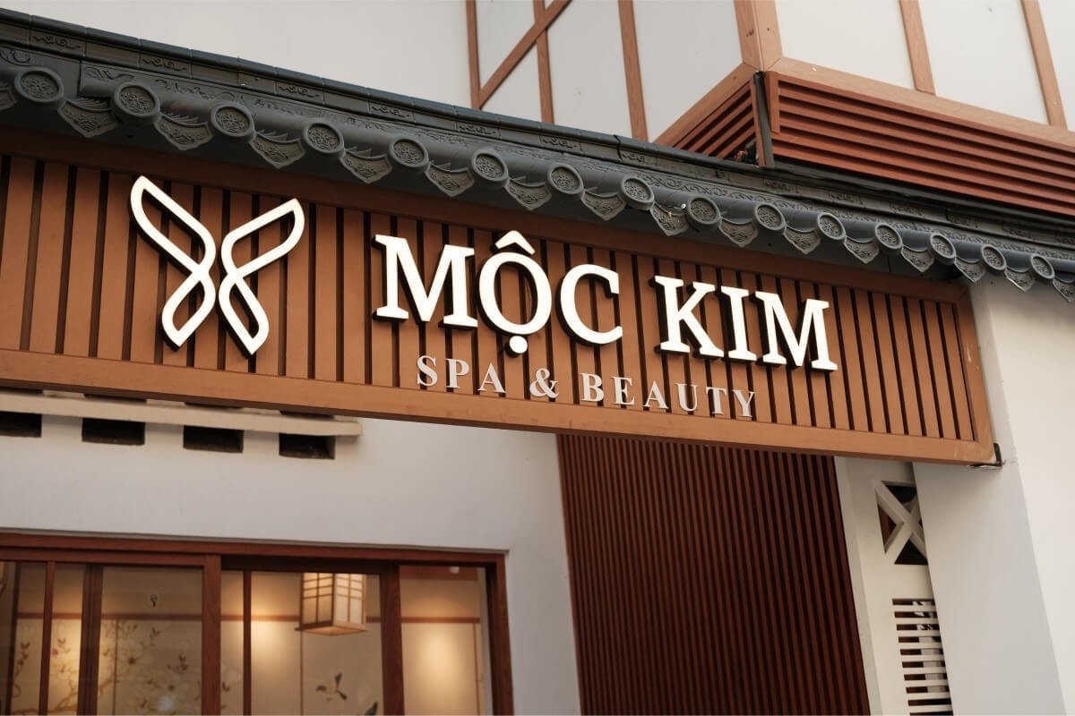 Biển hiệu Mộc Kim Spa & Beauty trên nền gỗ, góc nhìn từ bên ngoài.