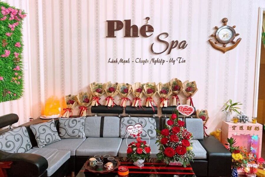 Phòng khách Phê Spa trang trí hoa tươi, nội thất sang trọng, tạo không gian thư giãn và chuyên nghiệp.