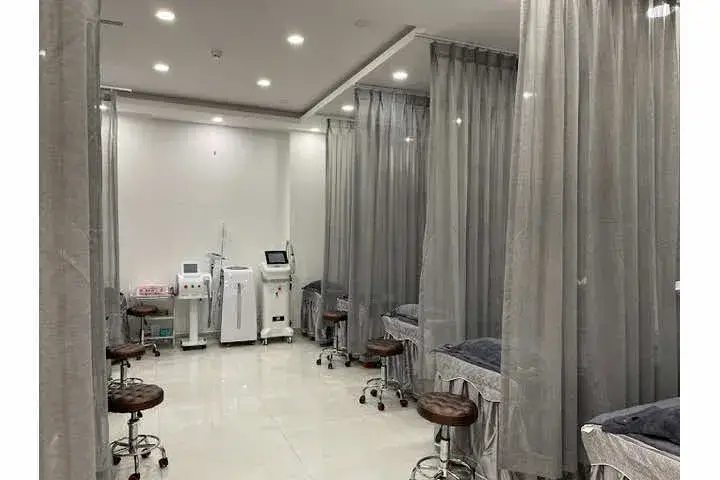 Phòng khám thẩm mỹ với thiết bị hiện đại, rèm chia thành khu vực riêng tư cho khách hàng.