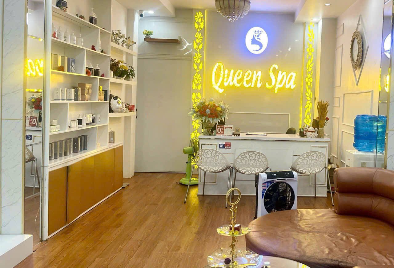 Nội thất sang trọng của Queen Spa với quầy lễ tân và kệ trưng bày sản phẩm chăm sóc da.