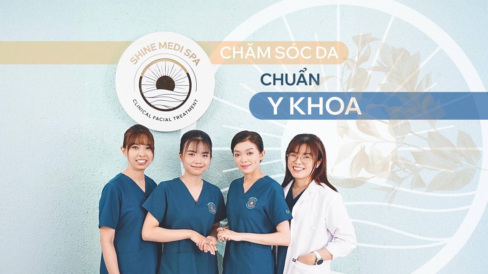 Nhân viên Shine Medi Spa mặc đồng phục chăm sóc da chuẩn y khoa, đứng trước logo spa trên nền xanh.
